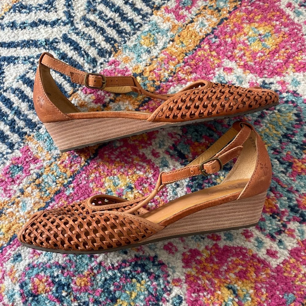 NWOT Frye low wedge leather sandals